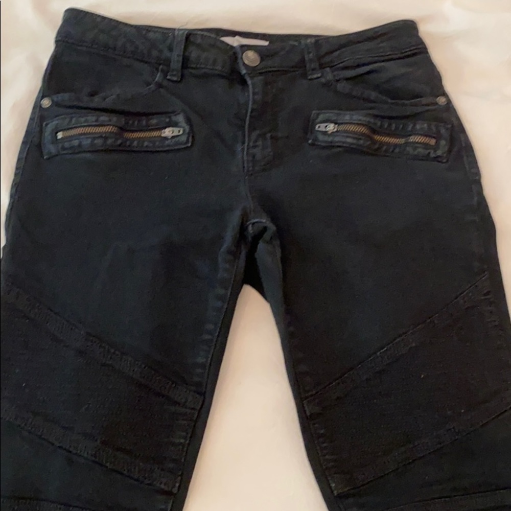 Zipper and stitching detailed Black jeans